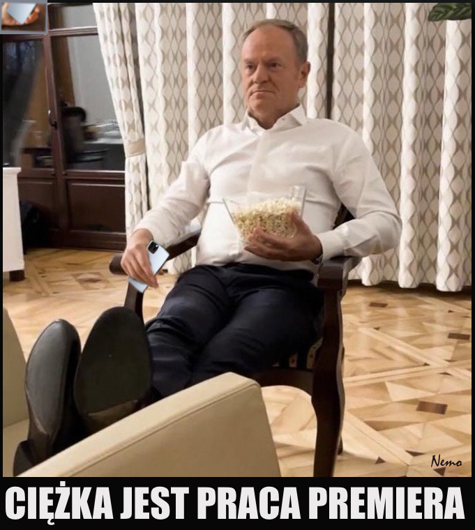 SIEDZI DONALD NA KANAPIE…