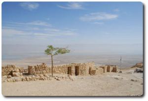 Ruiny twierdzy Masada, w tle Morze Martwe Izrael - More Martwe z ruin Masady