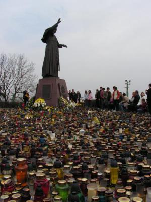Przepiękny pomnik papieża pielgrzyma, Polaka św. Jana Pawła II na basionie Trójcy Świętej na Jasnej Górze w Częstochowie. Tak żegnaliśmy bodajże największego z rodu Polaków, który sercem swoim obejmował każdego, a szczególnie tego najmniejszego i ostatniego. W Jego wielkim sercu zdolnym objąć świat zawsze byli obecni także Kresowianie, a szczególnie Ci którzy zostali już tam na Kresach na wieczną wartę. Św. Janie Pawle II módl się za nami, byśmy wiedzieli jak postępować mamy.