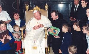 Grupa Hospicjum Cordis na spotkaniu z Janem Pawlem II w roku 2000.