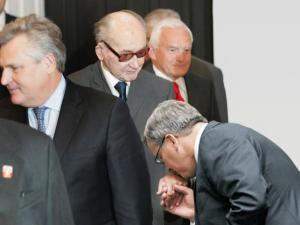 UCAŁOWANIE ZBRODNICZEJ RĘKI