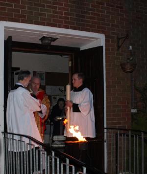 Wielka Sobota 30 marca 2024 r. w kościele pw. Niepokalanego Serca NMP w Glasgow City (Immaculate Heart of Mary in Balornock). Uroczystościom przewodniczył father Mark Morris. Dla mnie i Marysi oraz wielu wiernych modlitwa ta była głębokim przeżyciem, tej przepięknej Wigilii Nocy Paschalnej.