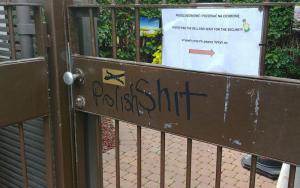 Foto: Swastyki i hasła na bramie polskiej ambasady w Tel Awiwie (dla trych którzy nie znają j. angielskiego wyjaśniam, iż napis na drzwiach do polskiego konsulatu „Polish Shit” dosłownie oznacza „polskie gówno”);