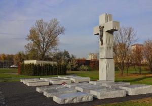 Pomnik Pomnik Ofiar Rzezi Wołyńskiej na Skwerze Wołyńskim na Żoliborzu w Warszawie