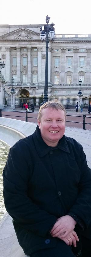 Sławomir Tomasz Roch przed Pałacem Buckingham 12 grudnia 2018 r. w London City.