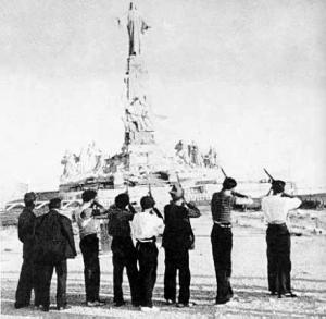 komuniści rozstrzeliwują posąg Chrystusa w Hiszpanii 1936