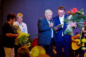 Promocja książki. fot. A. Rudolf Zygmunt Korus czyta dedykację