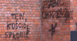 Napis na murze: "Zabić chrześcijan. Ten kościół spłonie"