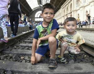Foto: Wałęsające się bez opieki dzieci imigrantów;