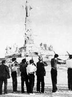 Anticlerical leftists in the Spanish Civil War executing  statue of Christ 