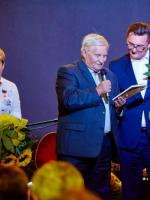 Zygmunt Korus czyta dedykację