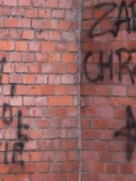 Napis na murze: "Zabić chrześcijan. Ten kościół spłonie"